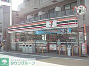 セブンイレブン 徒歩3分。 240m
