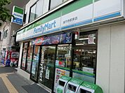 ファミリーマート新代田駅前店 徒歩3分。コンビニ 200m