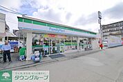 ファミリーマート 徒歩2分。コンビニ 160m