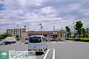 セブンイレブン 徒歩9分。コンビニ 670m