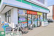 ファミリーマート坂戸花影町店 徒歩10分。コンビニ 760m