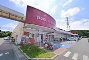 ヤオコー嵐山東口店 428m