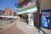 ファミリーマート新狭山駅前店 徒歩8分。コンビニ 570m