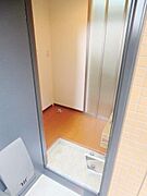 ★玄関を開けてもキッチンに扉が付いているので中が見難いんです★