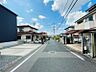 外観：前面道路は交通量が少なく駐車や車の出し入れも落ち着いてできます♪お子様の登下校も安心です♪