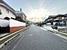 外観：前面道路幅はゆとりがあり、お車の出し入れに安心の広さがございます！