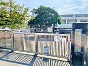 国分小学校　徒歩約18分（約1400ｍ）周辺に水城跡、筑前国分寺跡、国分尼寺跡などが点在し、様々な文化に直接触れ合える環境が充実しています。