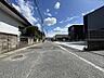 外観：見通しの良い直線道路です。車の出し入れも安心です。