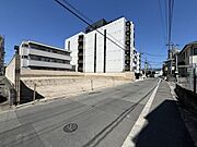 前面道路は幅員約5.8～5.9ｍで、駐車もラクラク！