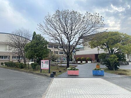 大宰府西小学校 徒歩約15分(約1180m)教育目標「よく考え心豊かにたくましく国際社会を生きる子どもの育成」