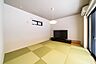 室内：中庭の奥に約8.8帖の独立したお部屋があり、離れとして利用可能です♪