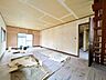 洋室：リフォーム中／1階東洋室／14.5帖／壁紙張替え、床材重ね張り、照明交換を行います。階段部分は壁を立て独立させる予定です。