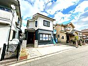 【駐車場】コンクリート部分は高圧洗浄を施し、きれいにしました。前の道路も広さがあって、お車の駐車もしやすい印象ですね。