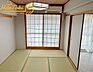 和室：バルコニーに面した6帖の和室♪襖を開けてリビングと続けて使用することも可能です。南東からの彩光で明るいお部屋です。（※居住中のためAI加工で家具等をけしています）
