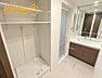 洗面：収納棚があるのでバスタオルなどの収納にも困りません♪（※居住中のためAI加工で家具等をけしています）