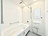 浴室：～Bath Room～　足を伸ばして入浴することが可能！一日の疲れを癒す貴重なバスタイムです。お子様とご一緒でも十分な広さなので、リビングとは違った家族団欒のひと時をお楽しみいただけます。
