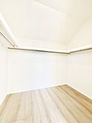 ～Walk-in Closet～　必要なものやコーディネートを一覧して確認でき、身支度や準備が短時間で済むウォークインクローゼットを設置しました。家の中をすっきりとさせる便利な収納スペースです。