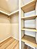 その他：～Walk-in Closet～　必要なものやコーディネートを一覧して確認でき、身支度や準備が短時間で済むウォークインクローゼットを設置しました。家の中をすっきりとさせる便利な収納スペースです。