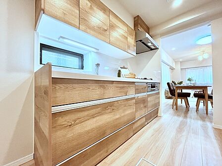 ~Kitchen~ 毎日使う場所だからこそ、使い勝手を考慮しました。ゆったりとしたキッチンコーナーは質感豊かな仕上がりとなっております。広々としたスペースでストレスなくお料理をお楽しみいただけます♪