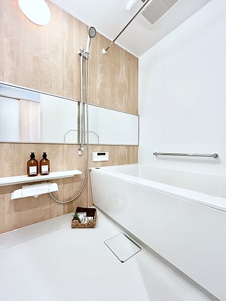 ~Bath Room~ 落ち着いた雰囲気の浴室で明日に向けてリフレッシュ。浴室乾燥機能も付いているので隣の洗濯機置き場で洗い上がった洗濯物を、雨の日も天気を気にせず乾燥させることも可能です。