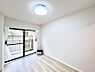室内：～Bed Room～　バルコニーからの採光で朝もスッキリ目が覚めそうですね！穏やかな光が差し込む室内には、穏やかな時間が流れます。休日には、落ち着いた空間で自分の趣味を楽しむのはいかがですか。