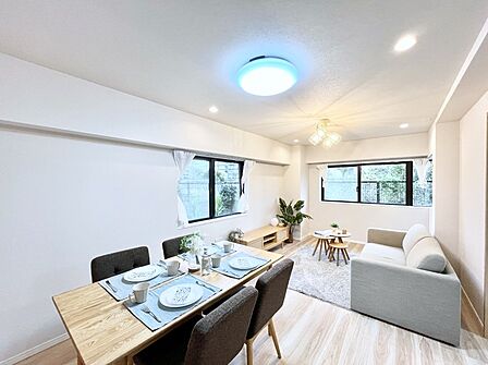 ~Living~ 豊かな陽光がこの場所を照らしだす。光溢れるこの空間はみんなの笑顔が集う場所、時を忘れ、つきることのないたわいもない会話を楽しむ時間、たくさんの思いが綴られる場所。