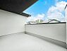 バルコニー：◆1号棟◆～Balcony～  バルコニーは温かい陽がさしこみ、お布団や洗濯物を気持ちよく干すことができます。使いやすく開放的なバルコニーです♪陽ざしがたっぷり降り注ぐ、バルコニー付き住まい。  