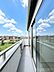 バルコニー：◆C号棟◆～Balcony～  大きな空に囲まれた気持ちのいい家。  バルコニーを覗くだけで圧倒的な開放感に包まれます。  バルコニーは陽がさしこみお布団や洗濯物を気持ちよく干すことができます。
