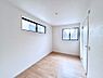 室内：◆2号棟◆～Bed Room～　2面採光を確保した明るい室内は、風通しも良く、大変居心地の良い空間となっております。爽やかな風を感じて起きる朝は、快適生活の始まりに！日当たりが良い住まい♪