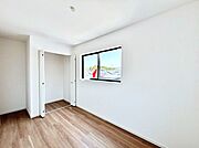 ◆3号棟◆～Bed Room～  居室には収納クローゼットを完備！普段使いのお洋服や小物はもちろん、季節物のお洋服などもしっかりと整理整頓おしまい頂けます。  居室空間を広く使用できますね。