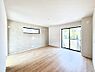 室内：～Living～　豊かな陽光がこの場所を照らしだす。光溢れるこの空間はみんなの笑顔が集う場所、時を忘れ、つきることのないたわいもない会話を楽しむ時間、たくさんの思いが綴られる場所。