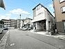 外観：～Exterior～　前面道路は閑静な住宅地をはしる車通りの少ない道路。駐車の出し入れもらくらくです！ご不明点・現地見学のご希望は、お気軽にお問い合わせください！