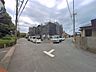 外観：～Exterior～　前面道路：南西 6m 公道、東 6m 公道　低層の一戸建てを中心とした街並みが整然と続き、周辺は高い建物が建っていないので、緑の多い閑静な趣を感じる環境です。