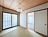 室内：リビング隣接の和室は毎日の暮らしに癒しと安らぎをもたらしてくれます  