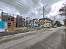 外観：～Exterior～　前面道路：南東 12m 公道　低層の一戸建てを中心とした街並みが整然と続き、周辺は高い建物が建っていないので、緑の多い閑静な趣を感じる環境です。