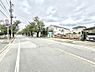 外観：～Exterior～　前面道路は閑静な住宅地をはしる車通りの少ない道路。駐車の出し入れもらくらくです！ご不明点・現地見学のご希望は、お気軽にお問い合わせください！