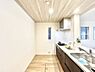 キッチン：～Kitchen～　自然光が入る窓のあるキッチン☆毎日使う場所だからこそ、使い勝手を考慮しました。ゆったりとしたキッチンコーナーは質感豊かな仕上がりとなっております。