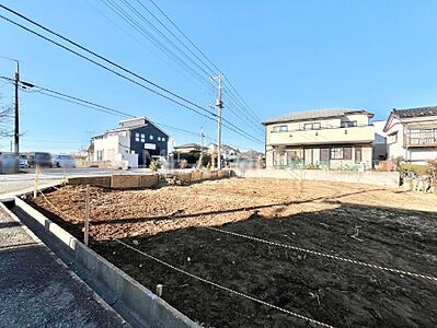 外観：◆1号棟◆〜Exterior〜  閑静な住宅地で子育て家族にピッタリ。  毎日のお散歩も快適な緑に恵まれたエリアで、自然に包まれた穏やかな暮らしを実現するための、ゆとりある住環境が整っています。