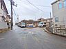 外観：〜Exterior〜　前面道路：南 5.5m 公道、東 4.5m 私道　低層の一戸建てを中心とした街並みが整然と続き、周辺は高い建物が建っていないので、緑の多い閑静な趣を感じる環境です。