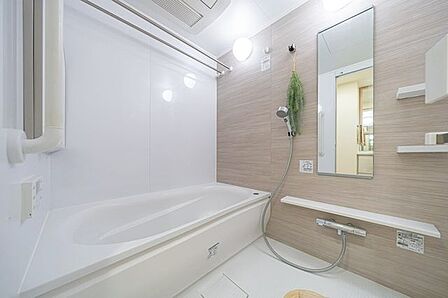 【浴室】雨の日などに心強い浴室乾燥機付。洗濯物を乾かすだけでなく、カビ防止にもなる嬉しい設備です。※室内の家具や調度品等は価格に含まれません。