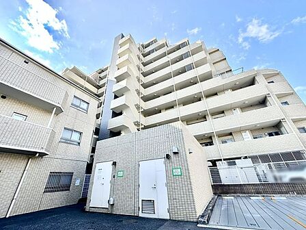 タイル貼りの外観が魅力のマンション。
