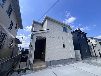 外観:\堂々とした佇まいの新築戸建/洗練された外観デザインが街並みに映える一邸。住まうご家族の誇りとなる、美しさと安心感を兼ね備えた住まいです。 外観:\堂々とした佇まいの新築戸建/洗練された外観デザインが街並みに映える一邸。住まうご家族の誇りとなる、美しさと安心感を兼ね備えた住まいです。