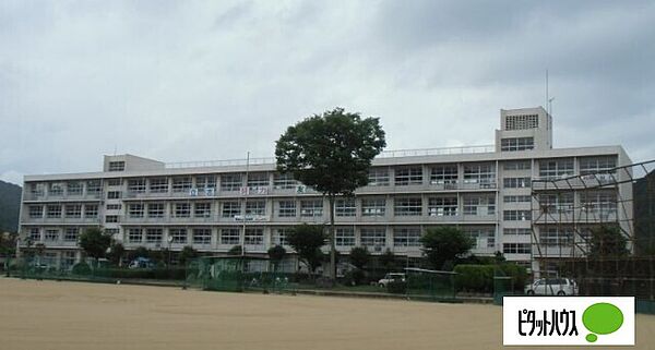 画像19:中学校「和歌山市立西脇中学校まで1654m」