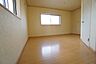 寝室：主寝室としてお使いいただけそうなこちらのお部屋は、日当たりが良く、爽やかな風を感じて起きる朝は、快適生活の始まりに。