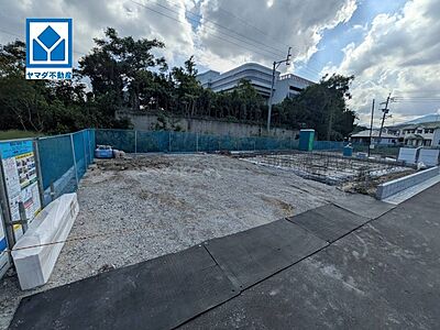 外観：9号棟。若菜小学校まで徒歩約14分（約1.1ｋｍ）。お気に入りの家具とインテリアでステキな部屋を作りましょう。