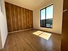 寝室：主寝室としてお使いいただけそうなこちらのお部屋は、日当たりが良く、爽やかな風を感じて起きる朝は、快適生活の始まりに。