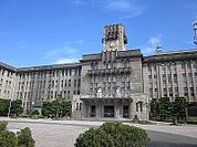 京都市役所（724m）