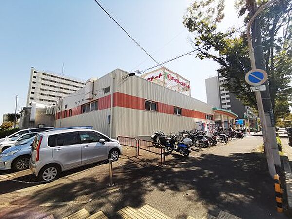 周辺：【スーパー】デイリーカナート鶴山台店まで676ｍ