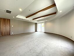 南と西向きの2面採光があり陽当たりが良く、開放感や暖か味のある雰囲気は快適で、家族でゆったり寛げる居心地の良いリビングダイニングです。