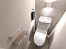トイレ：快適な温水洗浄便座を完備した、清潔感あふれるトイレ空間。床面のアクセントクロスなど、細部までこだわりを感じるスタイリッシュな佇まいです。毎日使う場所だからこそ、一番落ち着ける上質な場所へと一新。